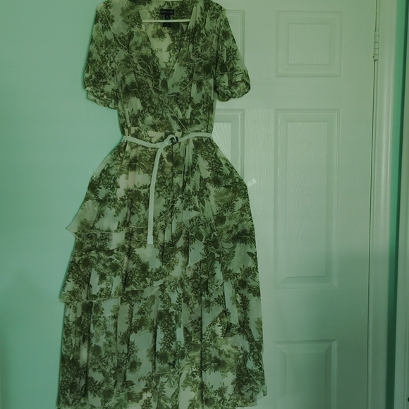 Woman dress - Picture 1 of 4